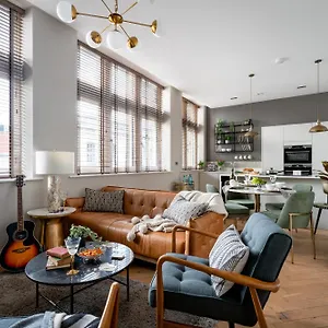 https://cathedral-yard-art-deco-luxury-exeter.cardiffhotelswales.com